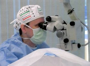Dr. Cartwright performing eye surgery using slit lamp machine – ophthalmologist at Medical Eye Associates