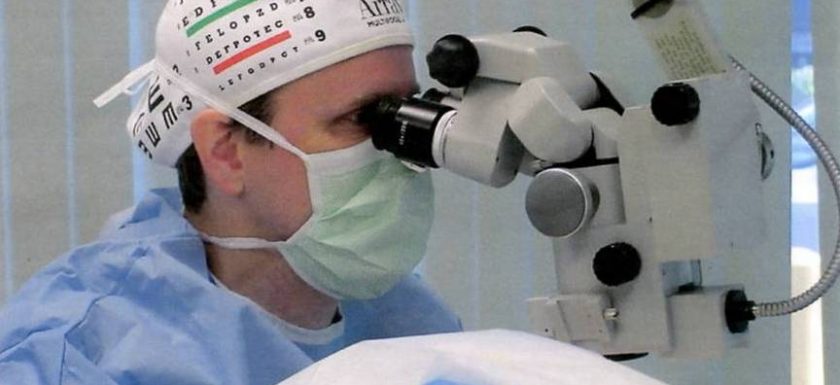 Dr. Cartwright performing eye surgery using slit lamp machine – ophthalmologist at Medical Eye Associates