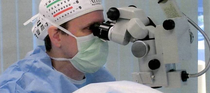 Dr. Cartwright performing eye surgery using slit lamp machine – ophthalmologist at Medical Eye Associates